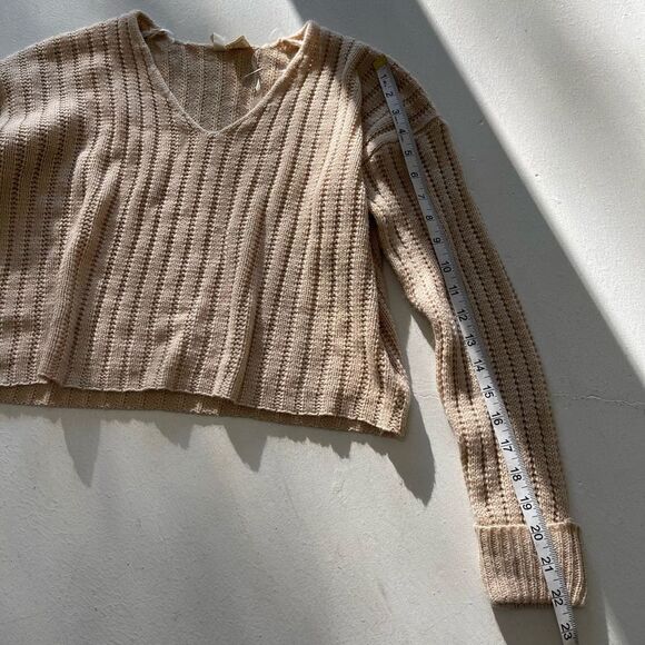 Sky and sparrow beige knit V-neck cropped sweater size small - Picture 8 of 10